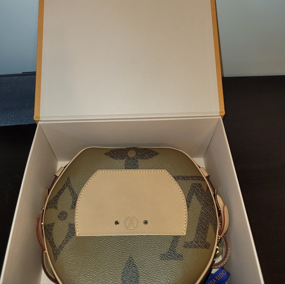 Like NWT Large Louis Vuitton Reverse Monogram Boite Chapeau Special Edition
